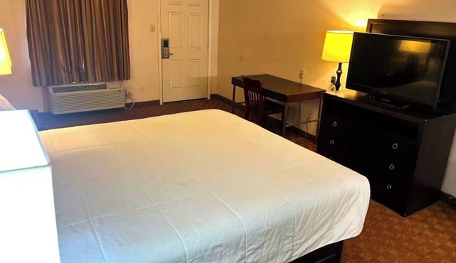 Well-Located King Bed Close to Lake Texoma Adventures - Located along US Hwy 82