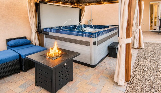 Well-Stocked and Spacious w/Hot Tub, Pool Table, Firepit and Fast Wifi
