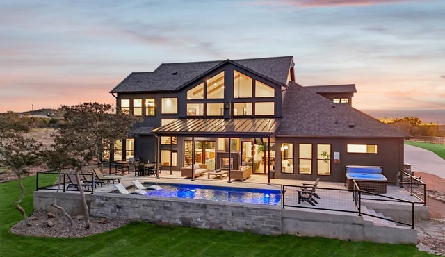 Whiskey Rock 5 bed/4.5 bath w pool/hot tub and game garage