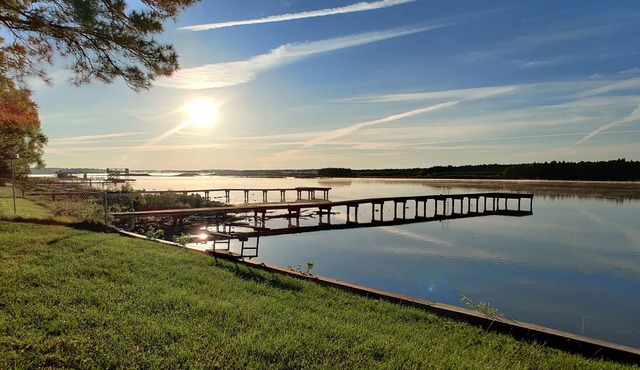 Whispering Pines on Lake (Woods/Hot Tub/Lakefront)