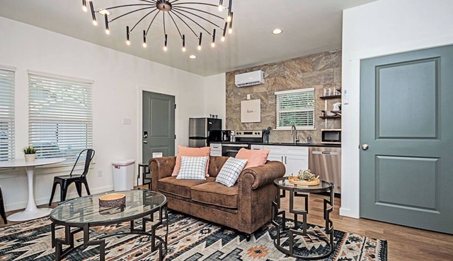 Wildwood Cottage/3 blocks from downtown Nac/King Bed/WiFi/Covered Parking in Nacogdoches