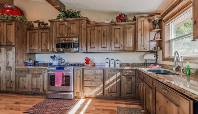 Wine & Wilderness: MTN Luxe Chalet/Hot Tub/Views!
