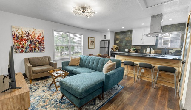 Woodland: Comfy King Beds, Walk to A&M Campus
