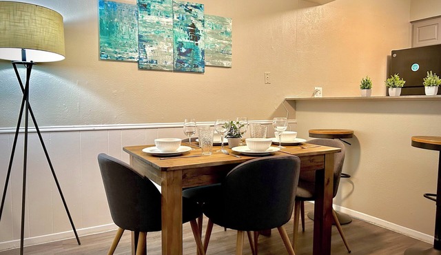 Worker friendly, cozy, great location, quiet, full kitchen, WiFi, in Sherman