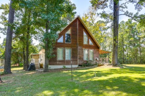 Wraparound Porch: Toledo Bend Reservoir Retreat!
