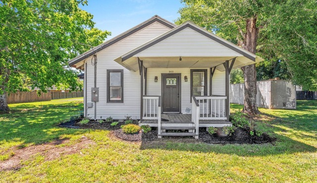 Your Perfect Louisiana Getaway: 3-Bedroom Home in the Heart of Jennings, LA in Jennings