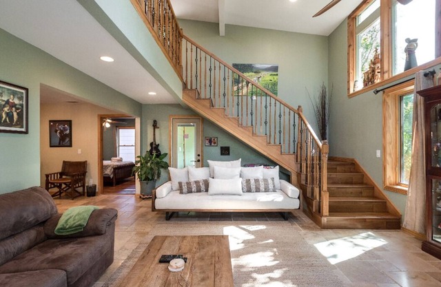 A touch of Texas Hill Country in SOCO Austin, w/SWIM SPA for 10 +SAUNA