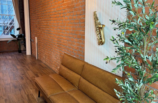 Historic Downtown Hardwood Apartment 2 Minute Walk to French Quarter -3B in New Orleans