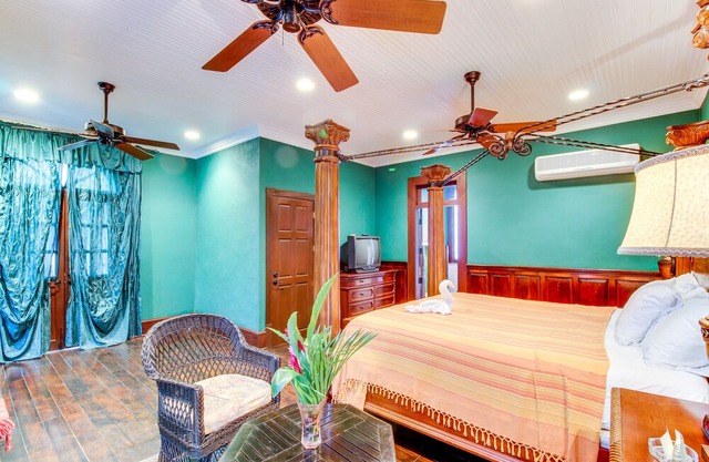 Two Riverfront Suites with Shared Infinity Pool, Balcony Views, WiFi, AC - Dogs OK in San Ignacio
