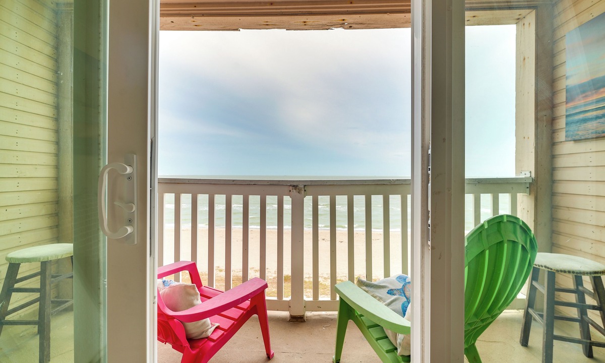 North Beach Apartment | Beachfront Corpus Christi Condo w/Pool Access!