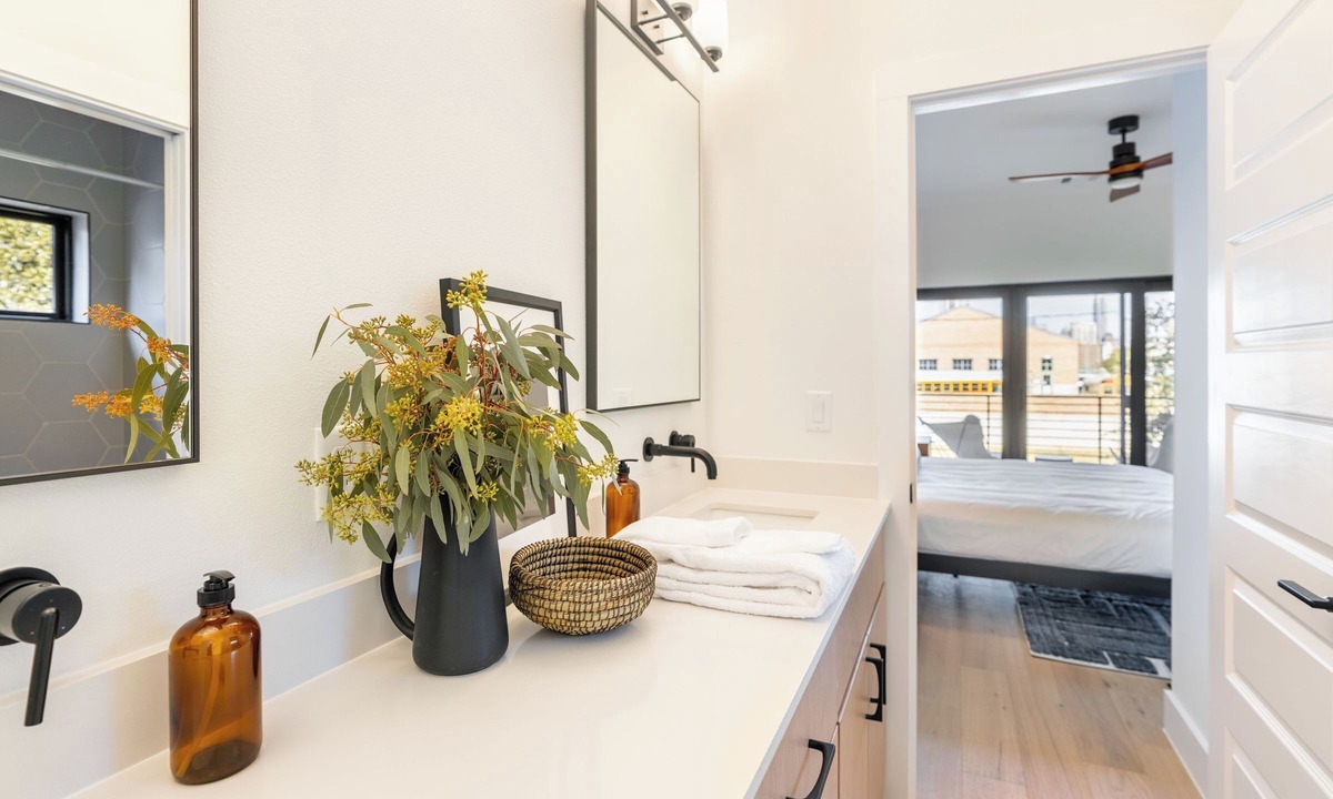 Bouldin Cottage | 6bdr Luxe Pool Retreat City Views, Ping Pong, Foosball, Guest House Henley