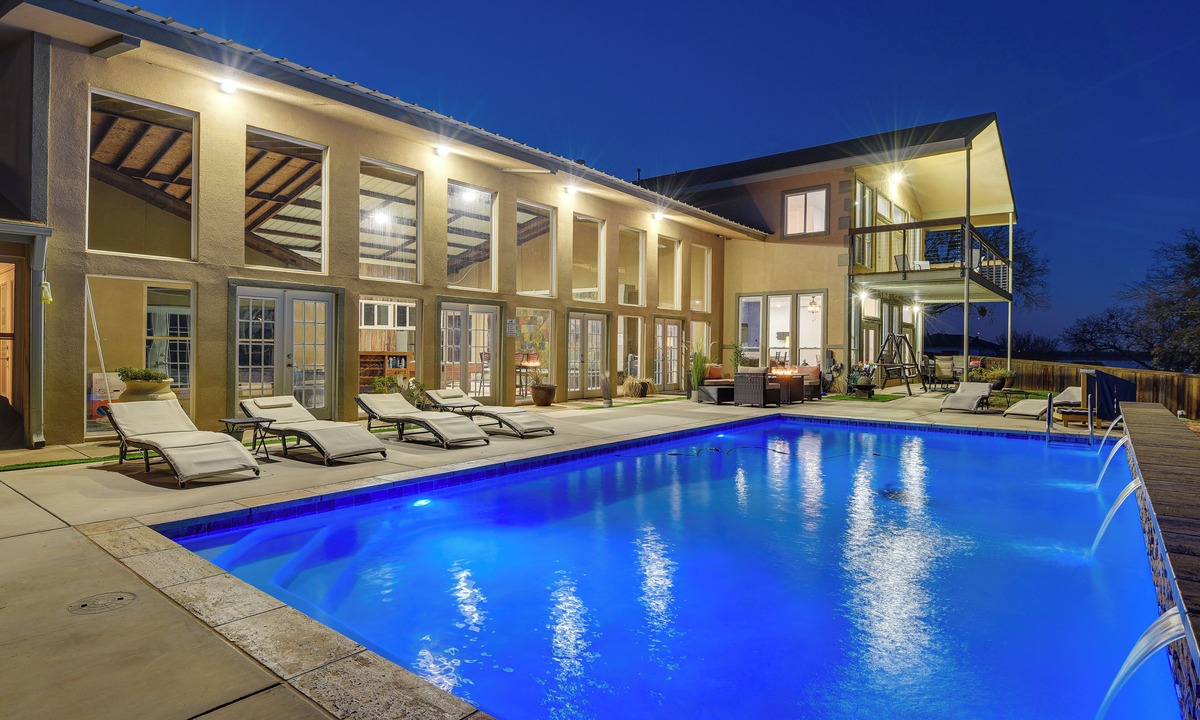 Lakeside City Cottage | Hot Tub & Sauna: Lakefront Wichita Falls Home!