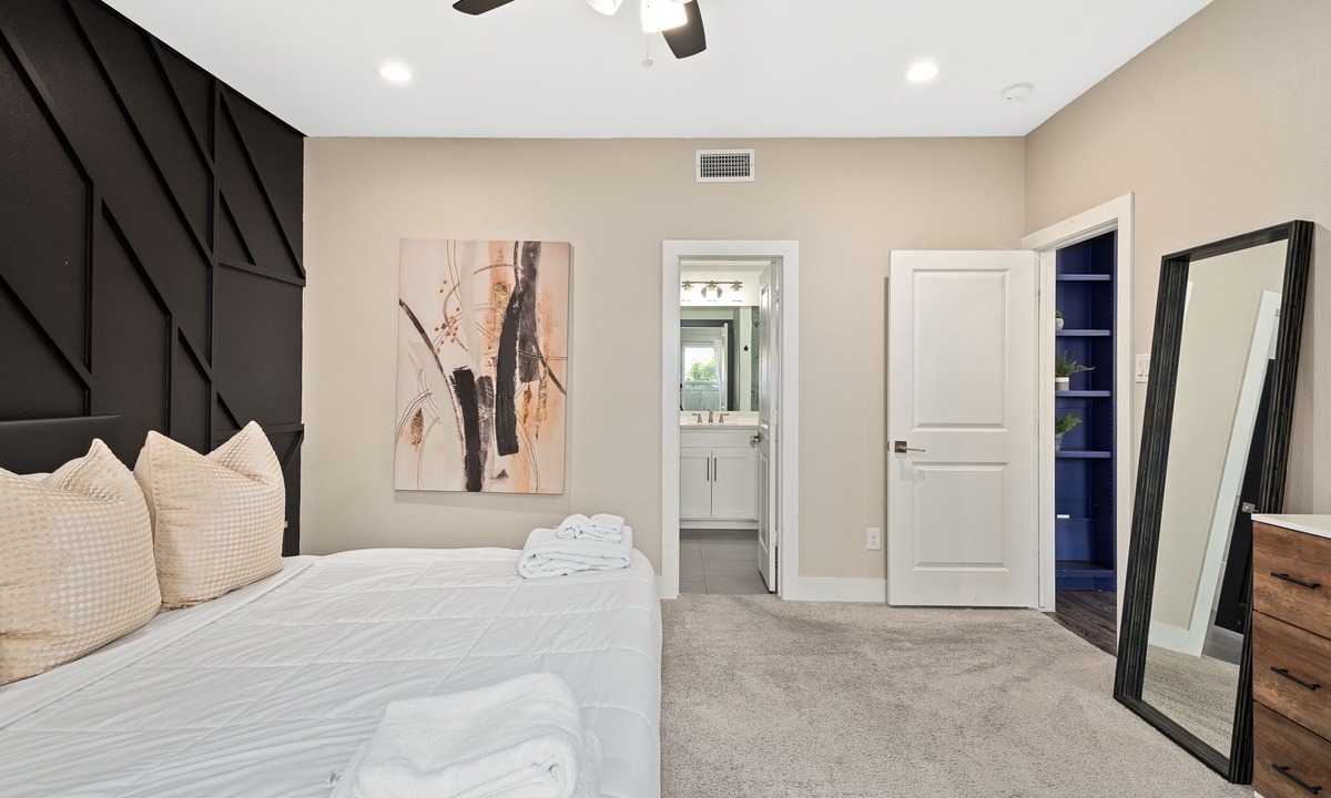 West Dallas House | Luxury Comfort 5 Bedroom Home in Heart of Dallas