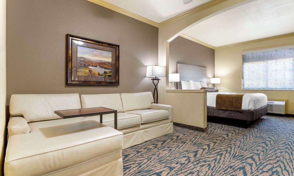 Crown Colony Hotel | Best Western Plus Crown Colony Inn & Suites