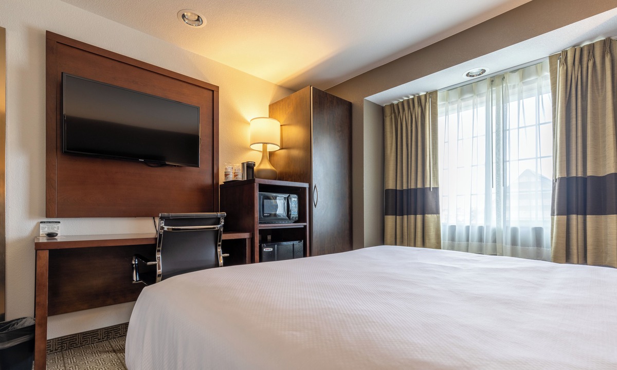 Aztec Hotel | Four Corners Inn & Suites