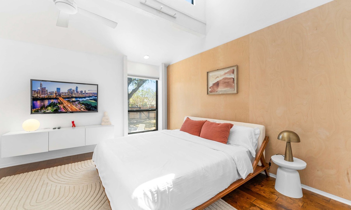 Oak Forest House | Close to Domain DT Shopping Chic Serene 3BR