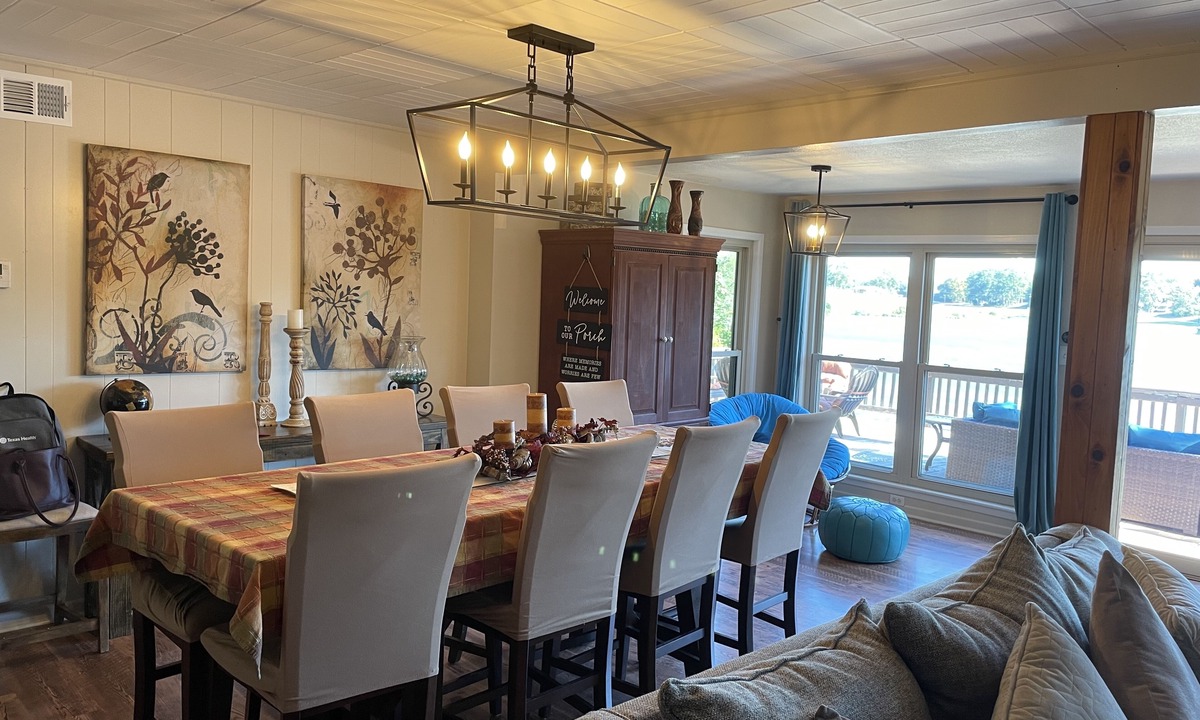 Hilltop Lakes House | LAKEFRONT HOME WITH AN AMAZING LAKESIDE DECK ONLY 1 HOUR FROM COLLEGE STATION.