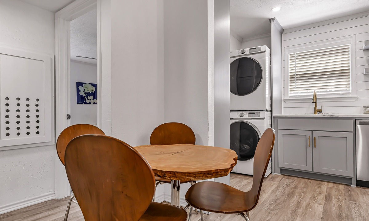 College Station Apartment | Mustang: Theater Chairs/Walk to A&M/Comfy King Bed