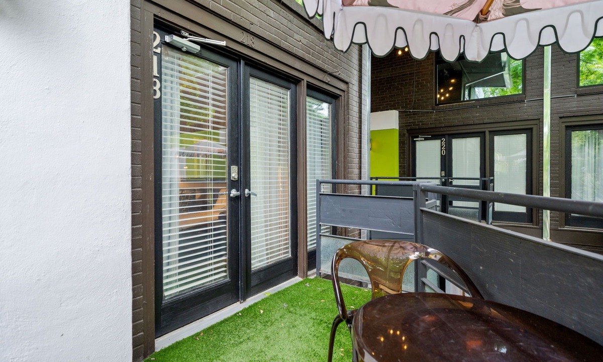 Old East Dallas Condo | Modern 3-bed loft with pool, courtyard, and prime walkable Dallas location.