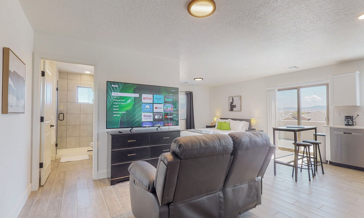 Mesa Del Sol Innovation Park Apartment | New Studio, Balcony w/views, Nexflix, Pool
