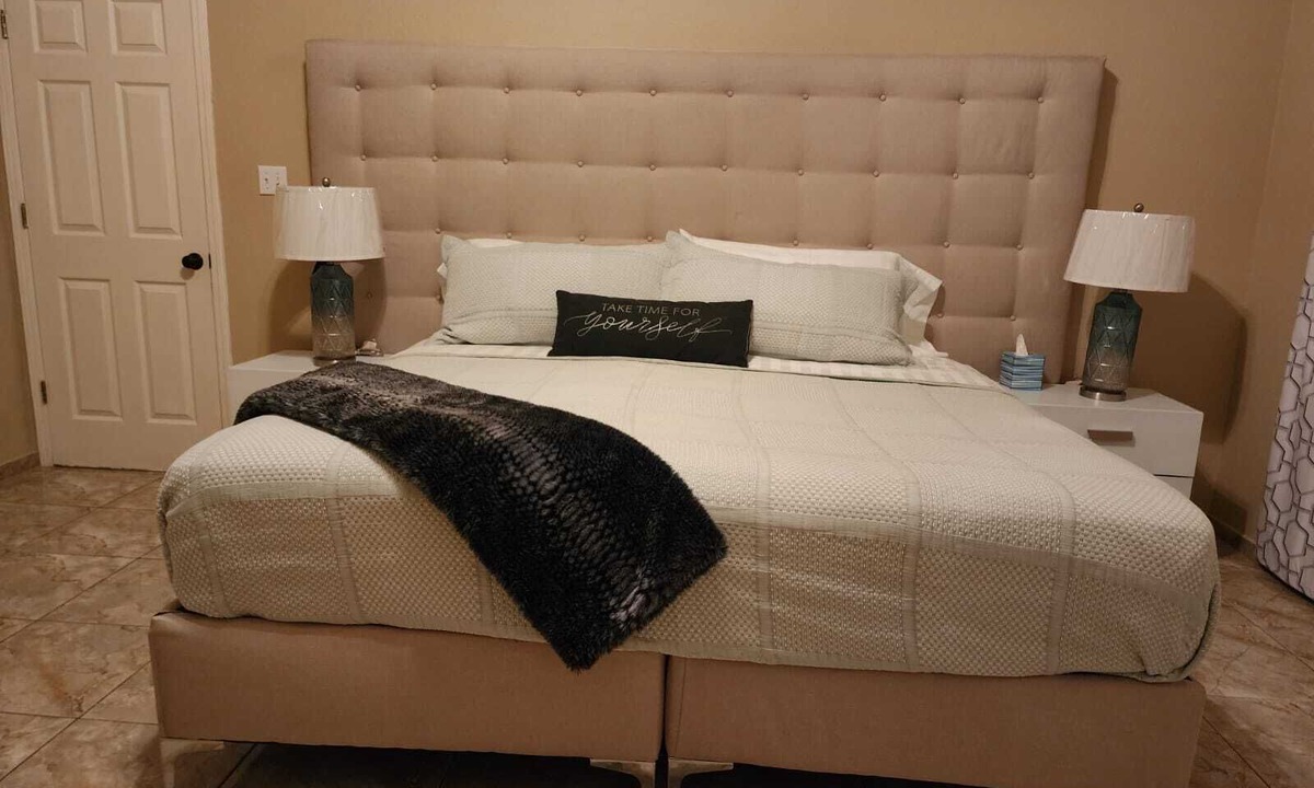 El Paso House | Wonder VIP House. Heated pool and Jacuzzi all year round