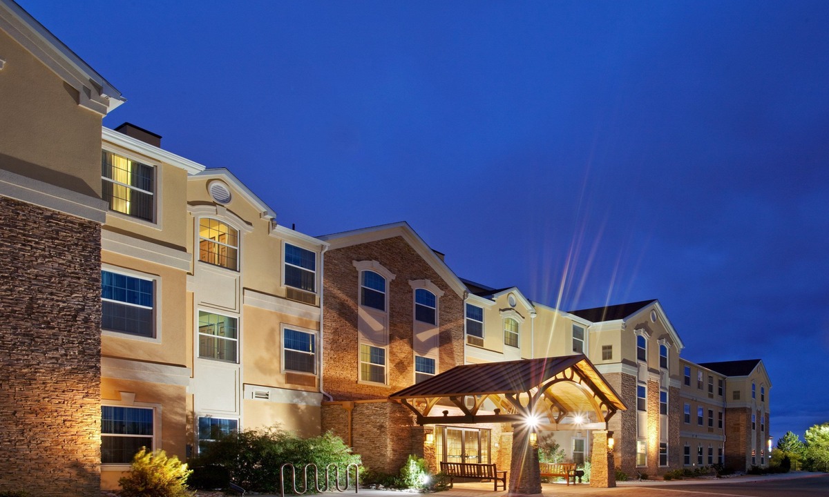 Northeast Heights Condo | Equipped King Suite | Free Daily Breakfast, Pool