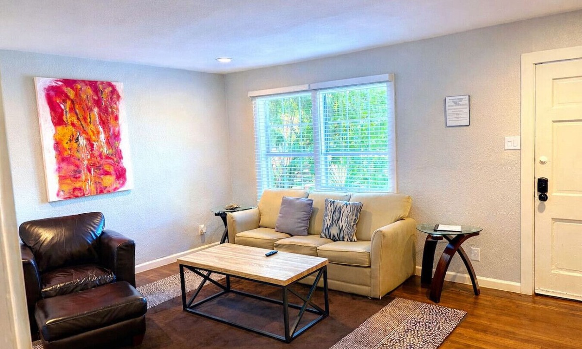 Kessler Apartment | Curated Local Art Retreat, Steps from Bishop Arts
