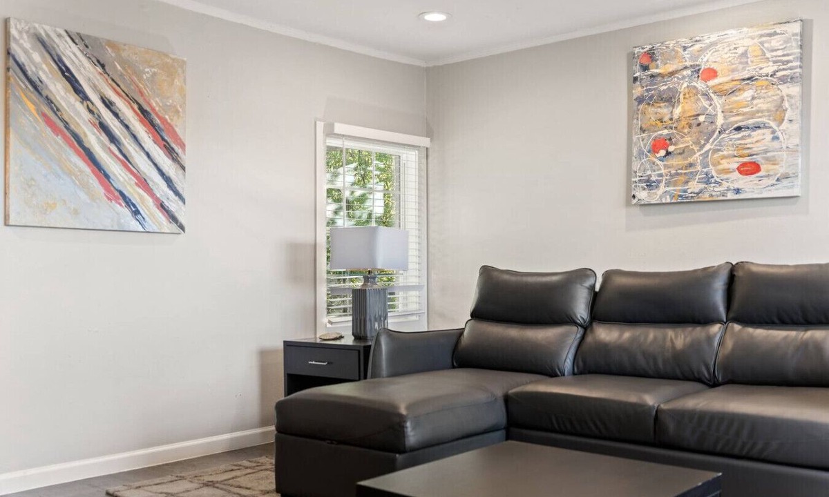 Kessler Apartment | Stylish Local Art | King Bed | Walk Bishop to Arts