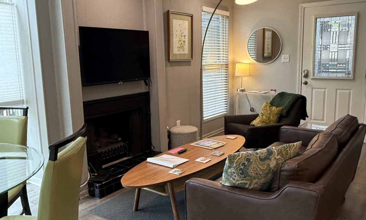 Barton Hills Condo | King & twin beds, desk, deck, 2 blks Zilker Park/Barton Springs, @2 mi DT!