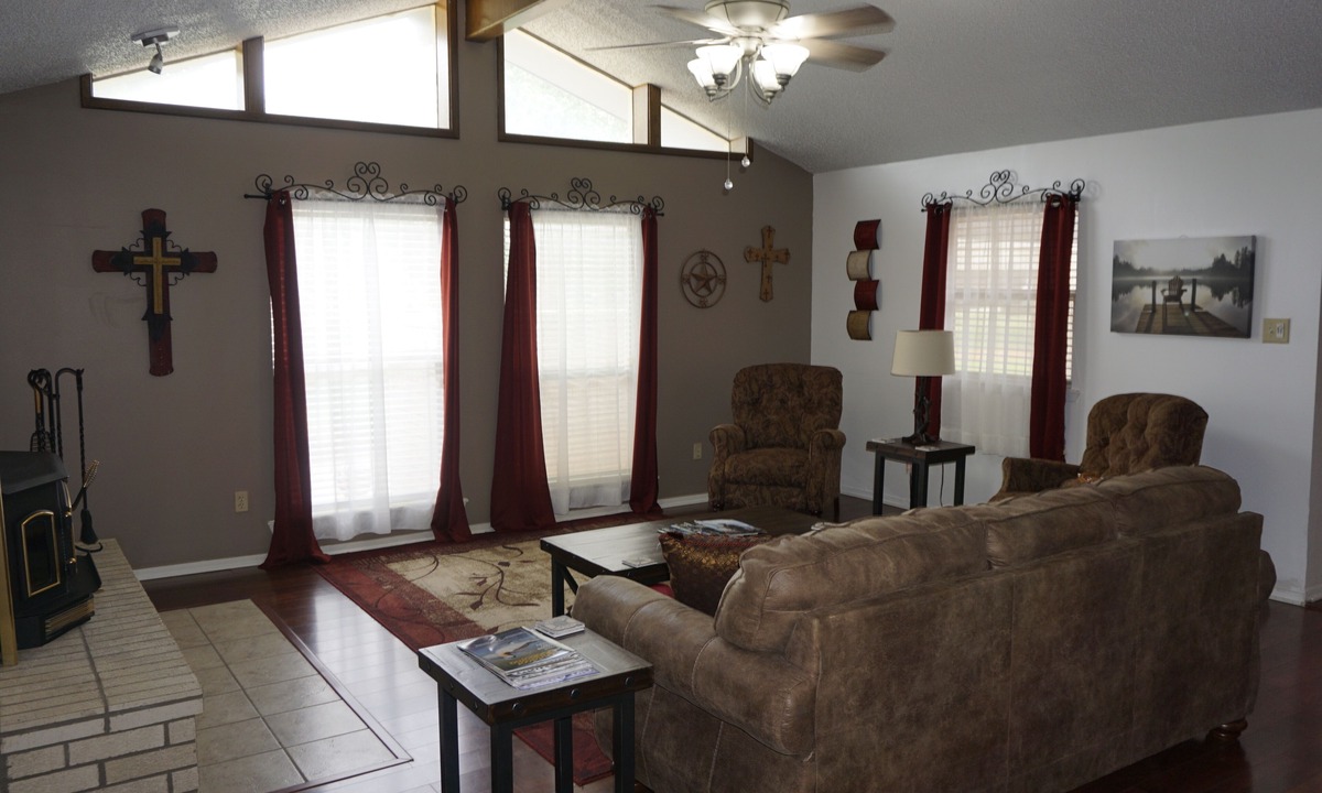 Kingston House | Spacious home with Billiard Poker Ping Pong tables,Hot Tub & More on Lake Texoma