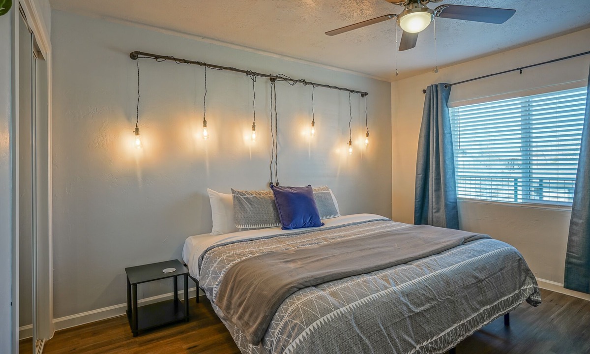 University Heights Apartment | #5: King bed, 1bd/1ba, Walk to UNM & restaurants!