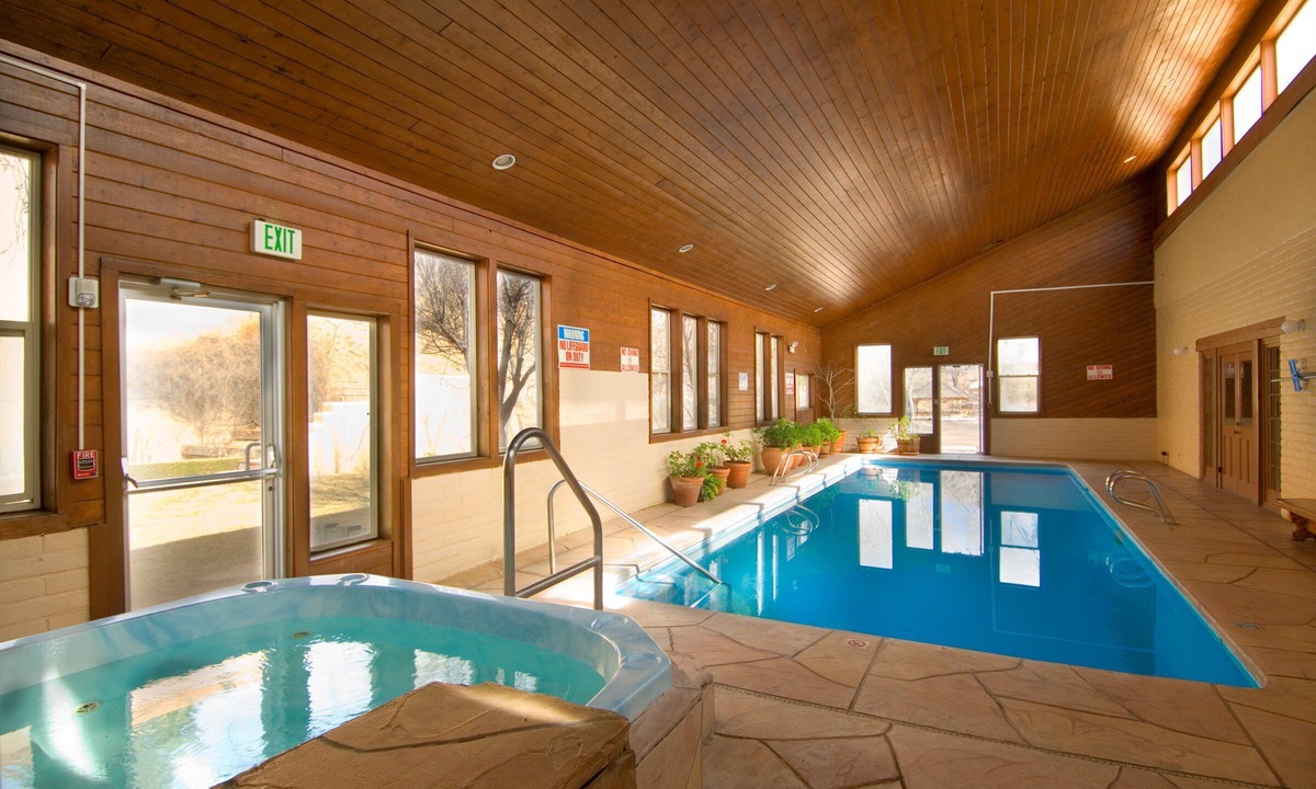 Northeast Santa Fe Hotel | Fort Marcy 23 | Walk to Plaza | Kiva Fireplace | Full Kitchen | Hot Tub | Pool | 2 Levels