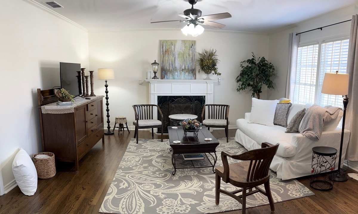 Jacksboro House | Belknap Guest House-One block from historic downtown square in Jacksboro, Texas