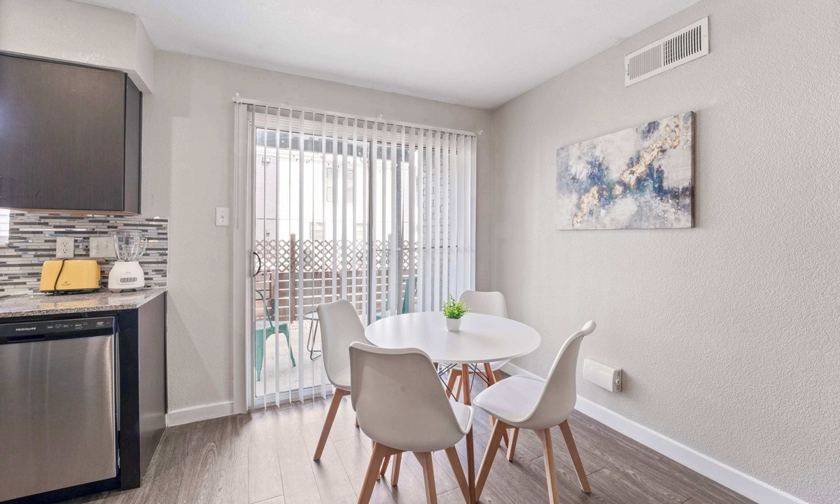 Riverside Apartment | Spacious King Bed 2BR Suite, 5 Min to DT w/pool