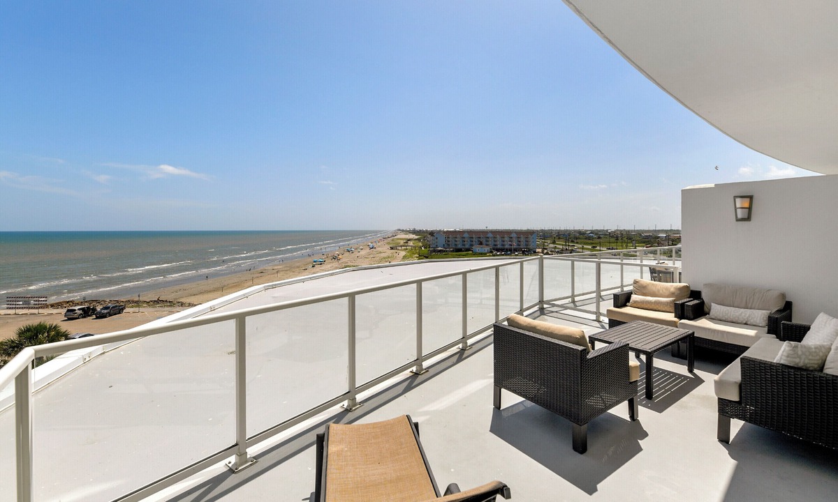 Galveston Condo | XL Terrace, Lazy River, I-O Pools, Game Room, Spa, Beach, Luxury 2-2 Penthouse!
