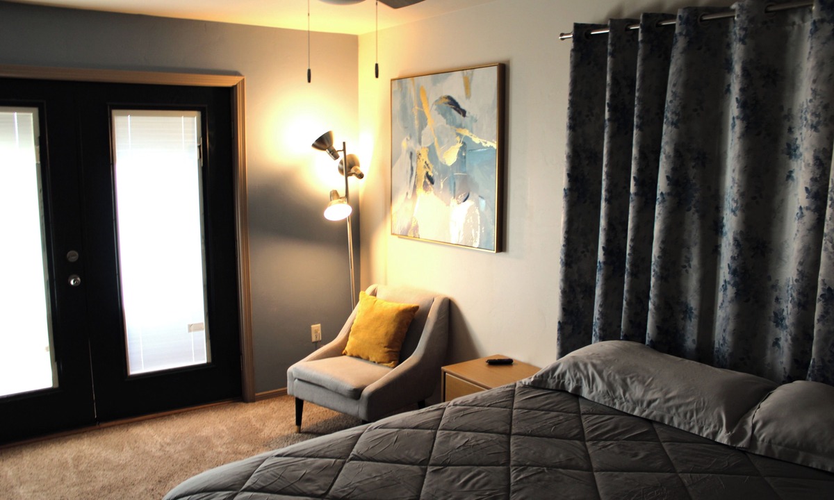 Las Cruces Condo | Lovely 1-Bedroom Condo in Las Cruces, I-70. AC, WiFi & Pond. Your Perfect Stay!