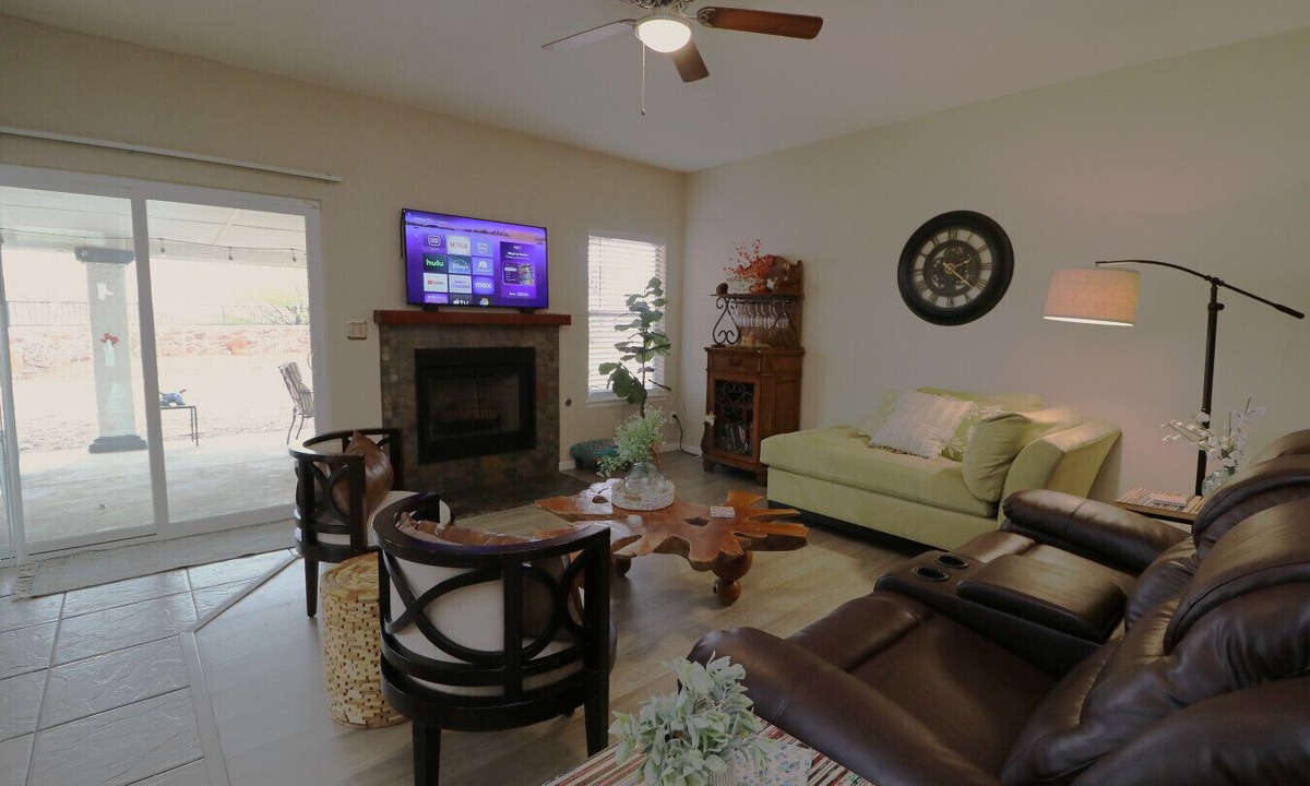 El Paso House | Sunset Escape – Parkside Retreat