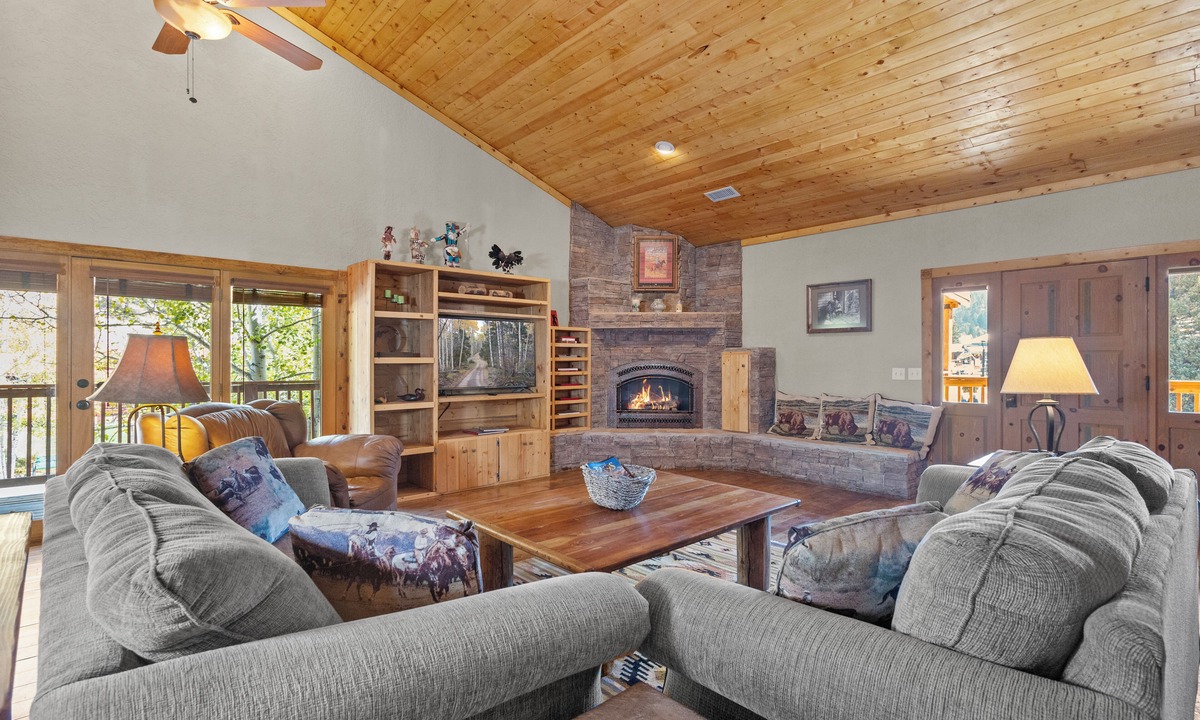 Red River Apartment | "Honey Haven on Main" Luxury Loft-Sleeps 8-In Town-Pet Friendly