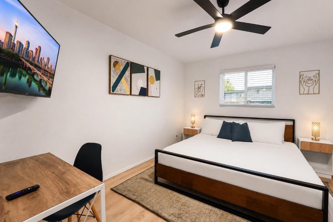 Hancock Apartment | Central Hyde Park 2BR king suites close to UT, Moody Center, DT