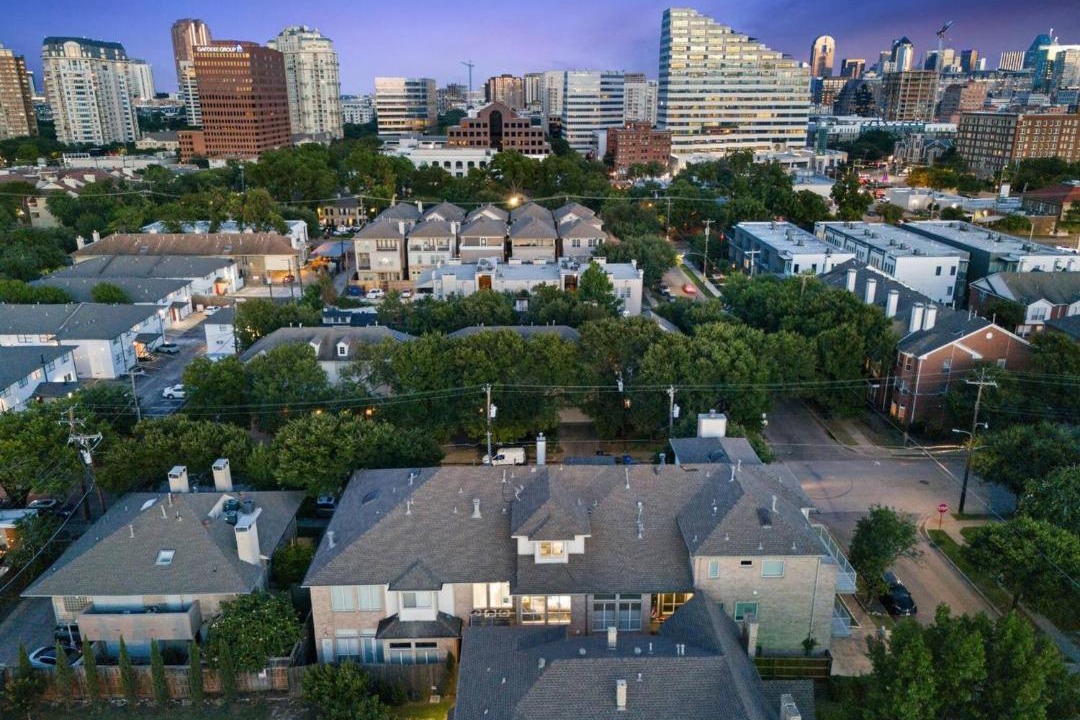 Oak Lawn House | Luxury Oak Lawn Home | Game Room, Parking, Balcony