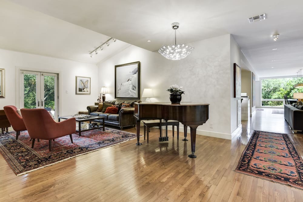 Photo of Livingroom in West Lake Hills