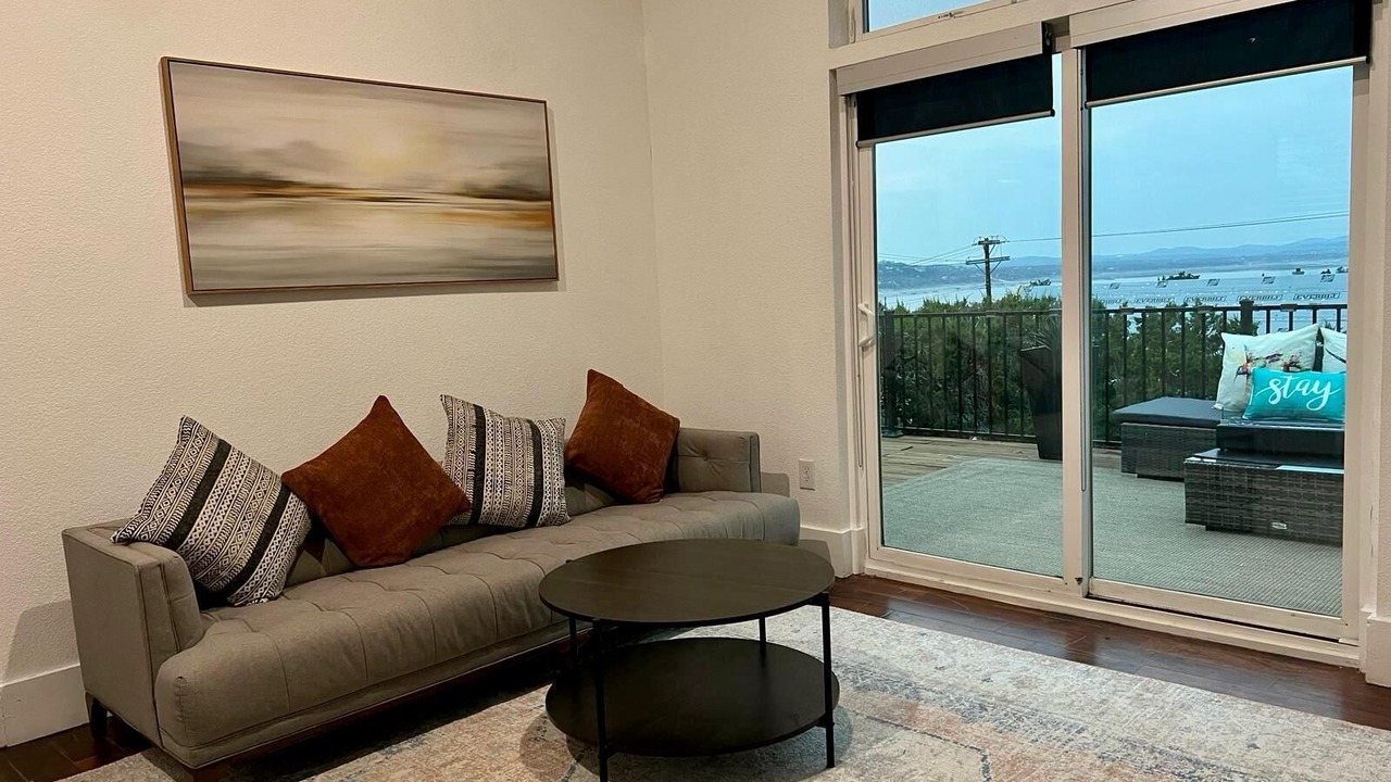 Photo of Livingroom in Hughes Park Lake