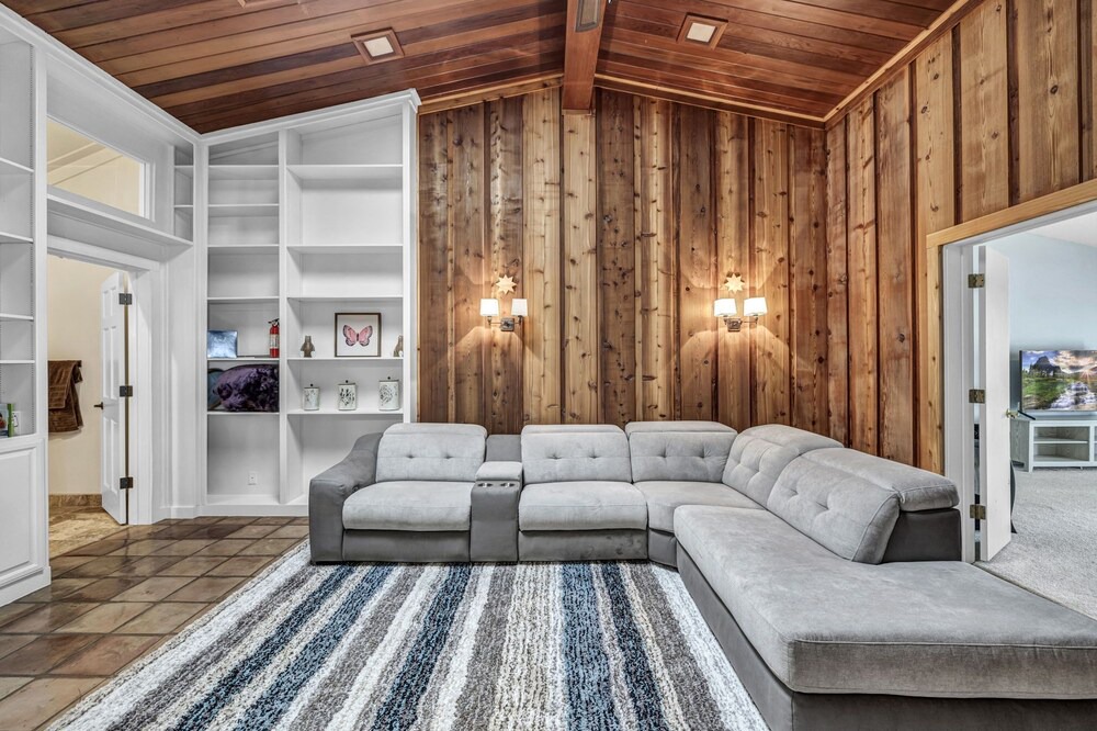 Photo of Livingroom in The Estates Above Lost Creek
