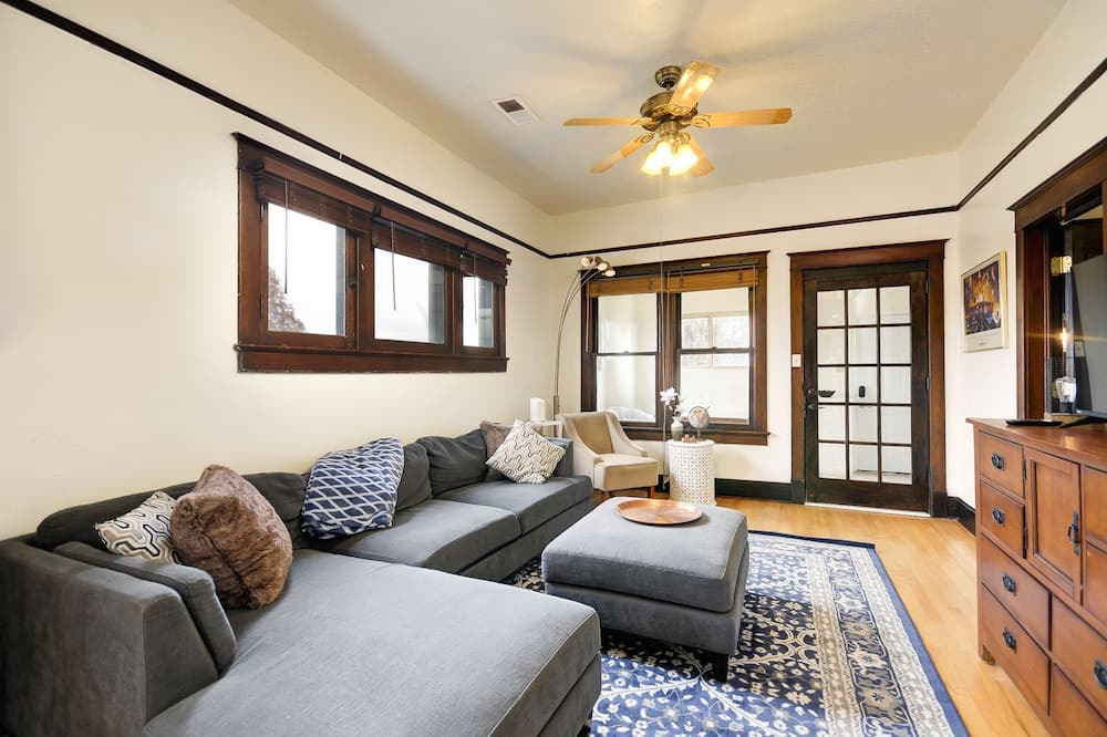 Photo of Livingroom in South Broadway