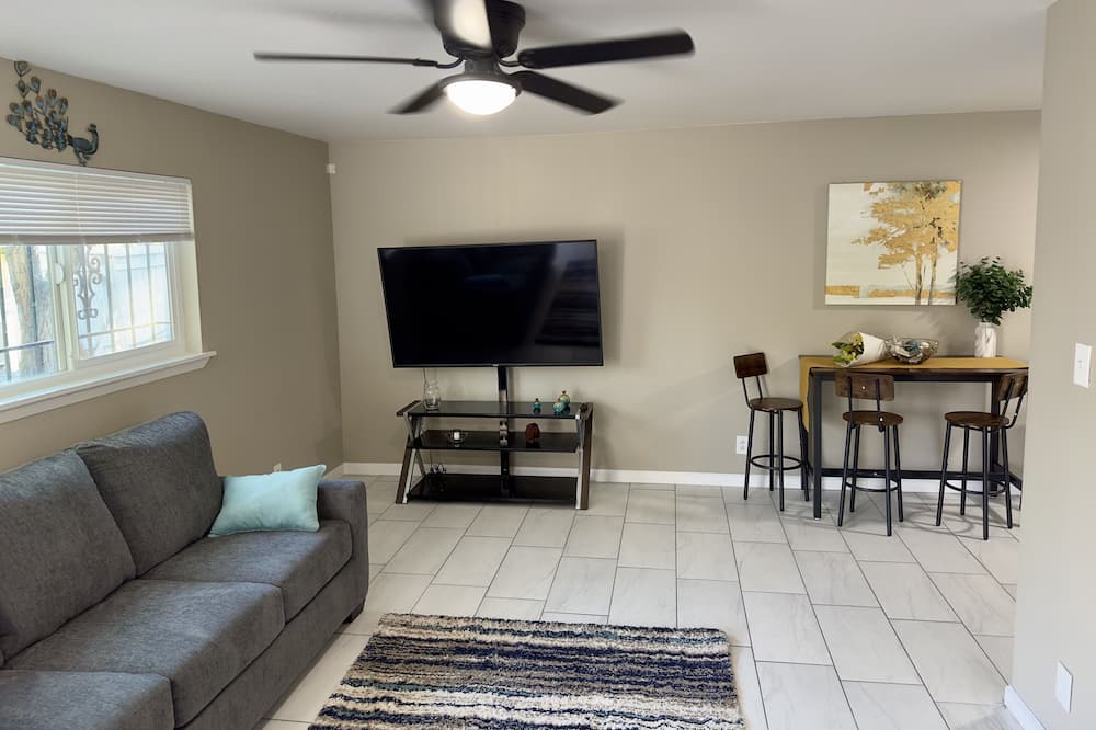 Photo of Livingroom in University Heights