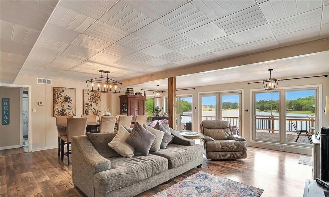 Photo of Livingroom in Hilltop Lakes