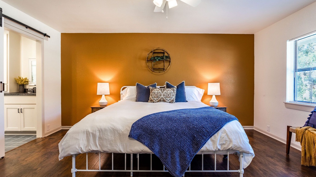 Photo of Bedroom in Lacy-Lakeview
