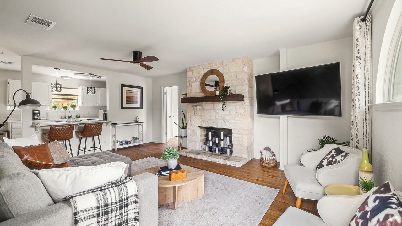 Photo of Livingroom in Apache Shores