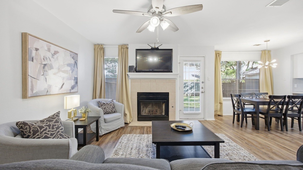 Photo of Livingroom in Hunter's Chase