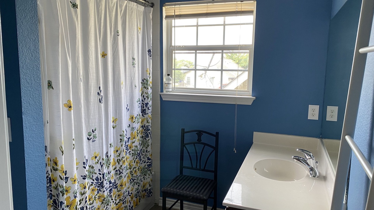 Photo of Bathroom in Montopolis